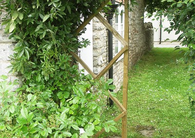 Large diamond pattern trellis panel